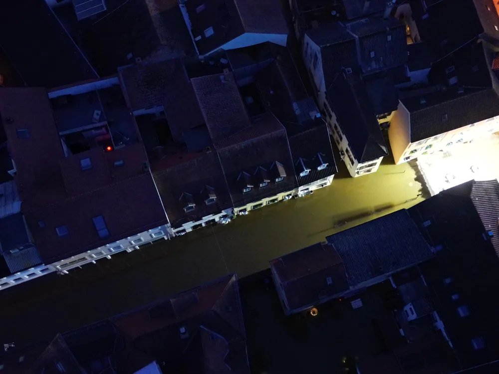 Luftaufnahme per Drohne: die überflutete Altstadt von Blieskastel bei Nacht