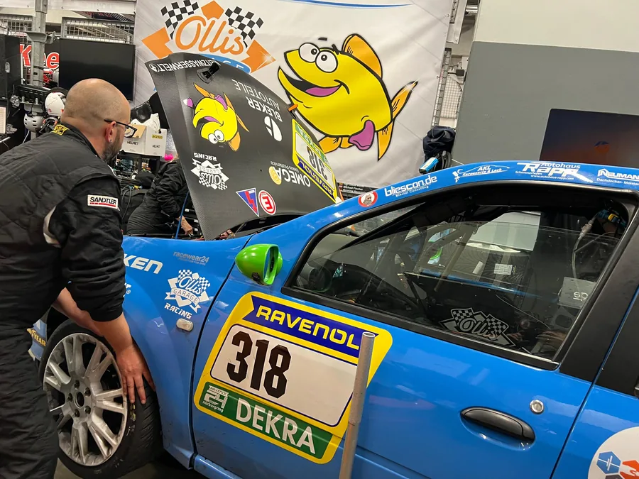 Rennwagen #318 von Ollis Garage Racing mit bliescon.de-Sponsoring in der Boxengasse
