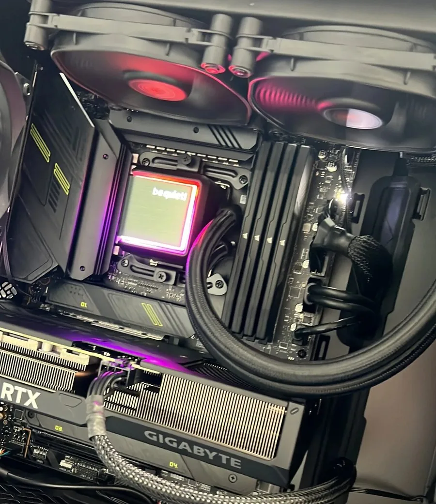 Stealthmode PC-System im Aufbau — RGB-Wasserkühlung und Gigabyte-Grafikkarte, Eigenmarke von bliescon