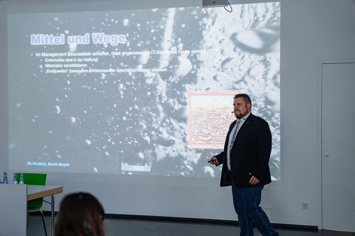 David Bleyer hält einen Vortrag zu IT-Security vor Publikum